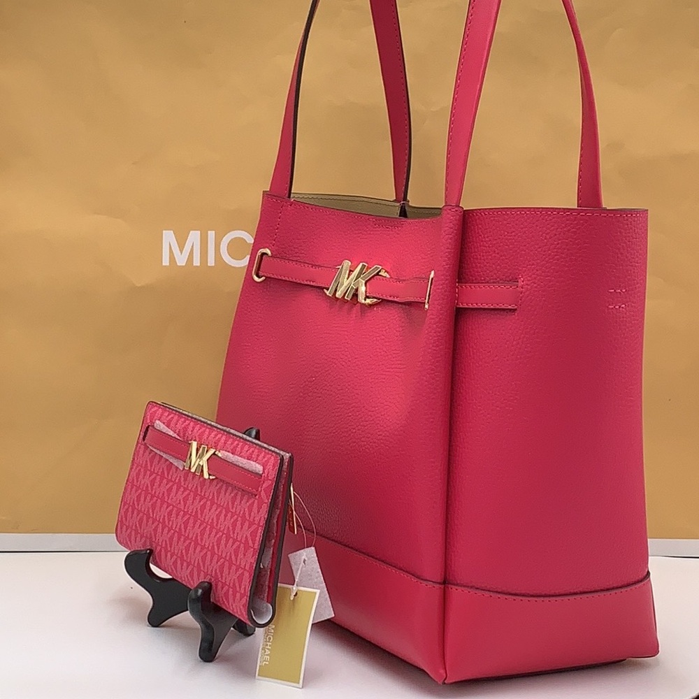 MICHAEL KORS
Reed Large Leather Belted 
Shoulder Handbag & Large
Snap Wallet - Picture 3 of 16